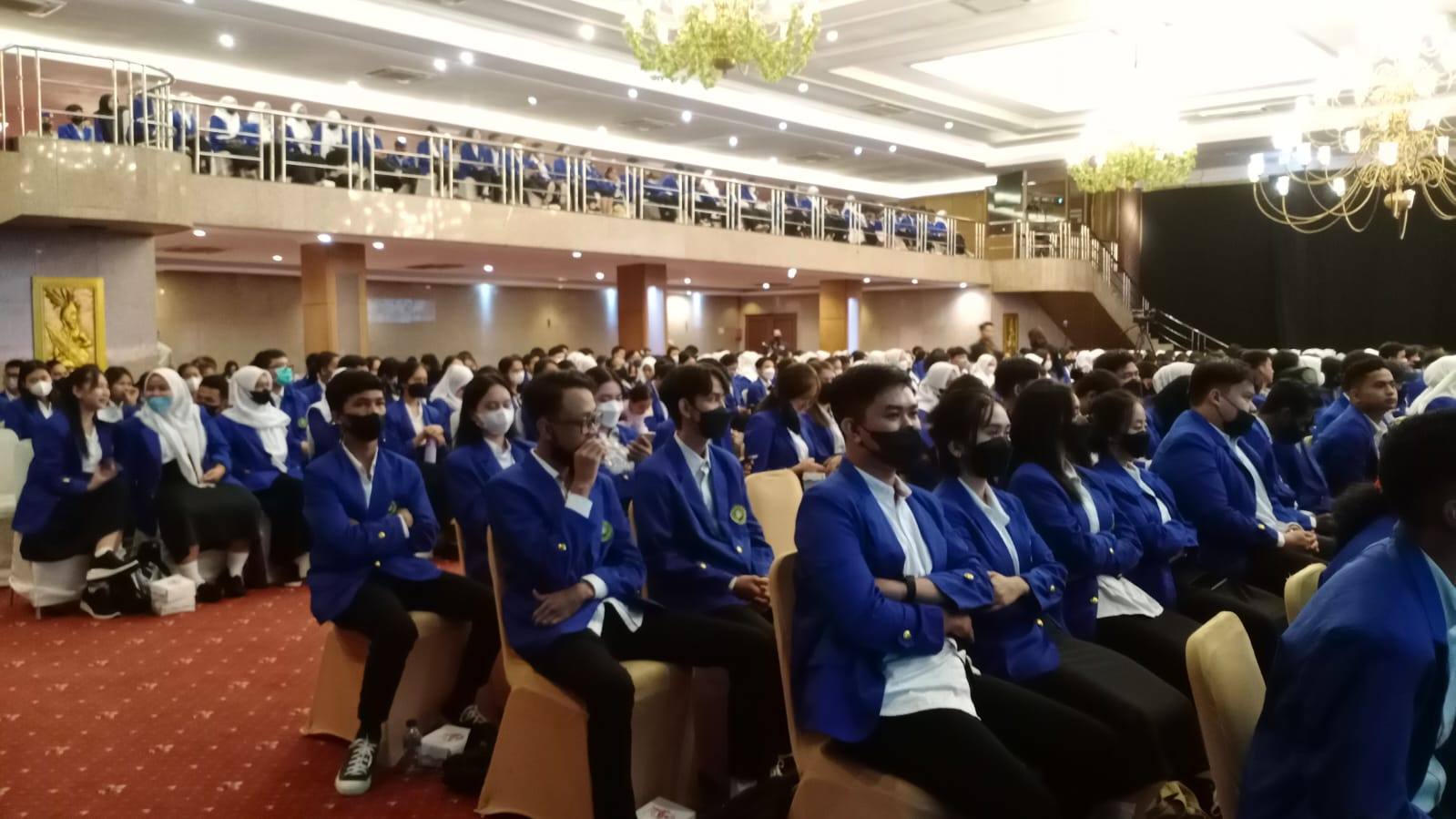Ratusan mahasiswa mengikuti PKKMB UWGM Samarinda di Hotel Senyiur, Senin (5/9/2022). (Yasmin/Kaltimtoday.co)