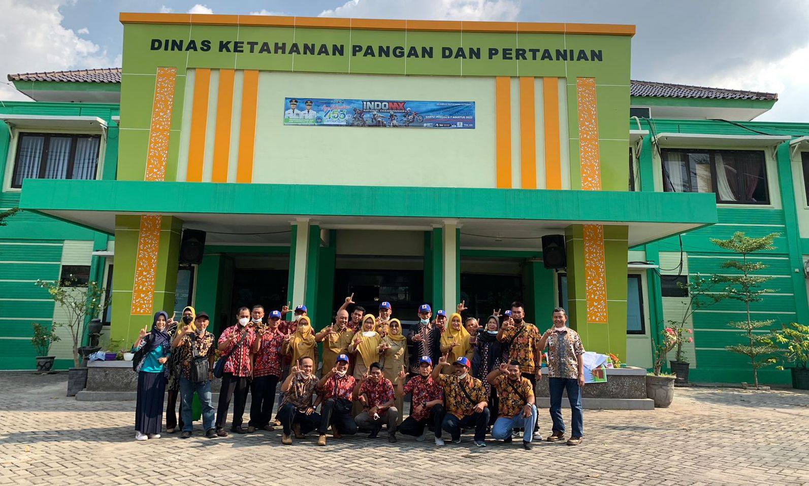 Puluhan petani dari tiga kecamatan di Berua mengikuti pelatihan dan studi banding ke Lamongan, Jawa Timur.