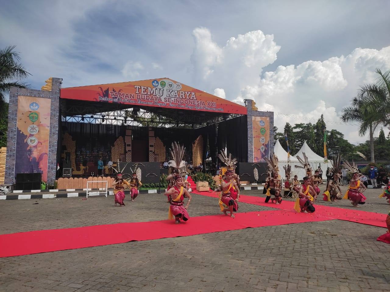 Salah satu bagian dari tari kolosal dari seluruh provinsi di Kalimantan saat TKTB se-Indonesia ke-21 (Yasmin/Kaltimtoday.co)