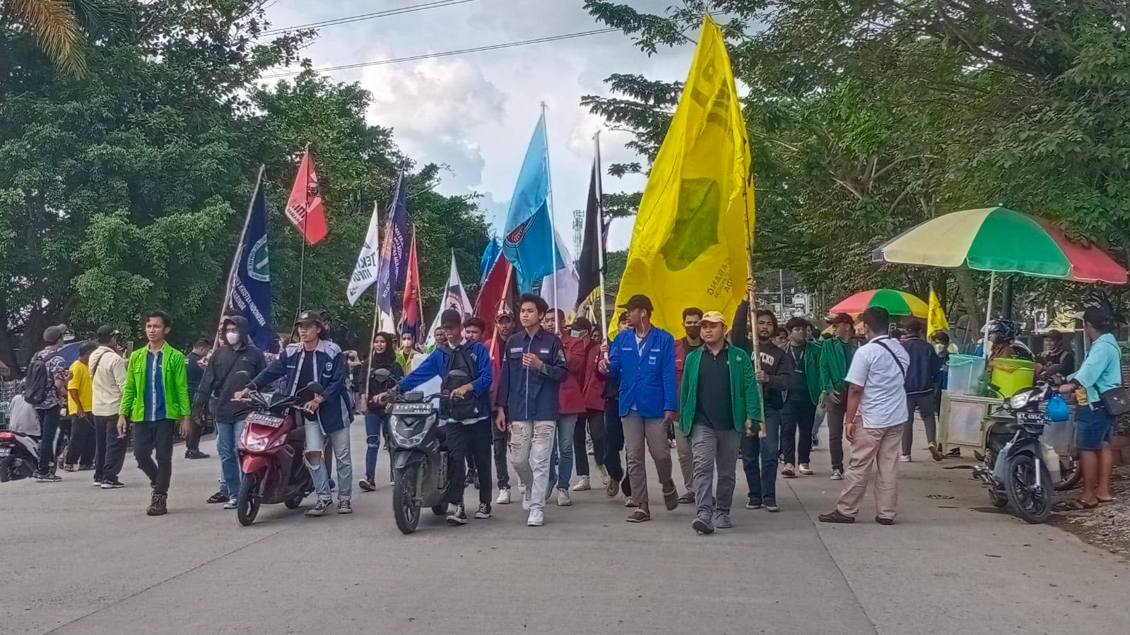 Mahasiswa dari berbagai kampus di Samarinda menggelar aksi unjuk rasa menolak BBM naik di DPRD Kaltim.