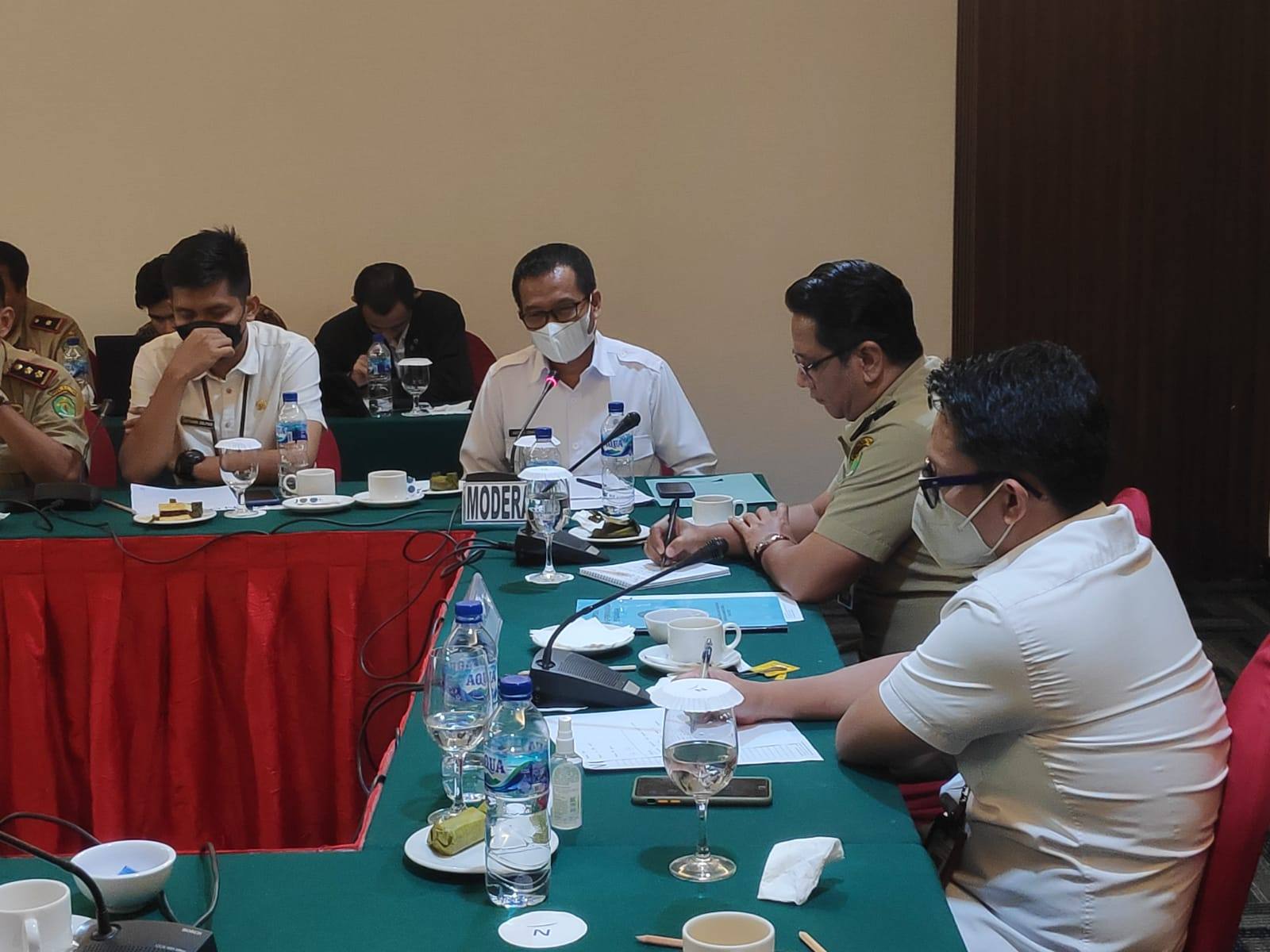 Kepala Biro Kesra Setdaprov Kaltim Andi Muhammad Ishak saat rapat koordinasi di Novotel Balikpapan.