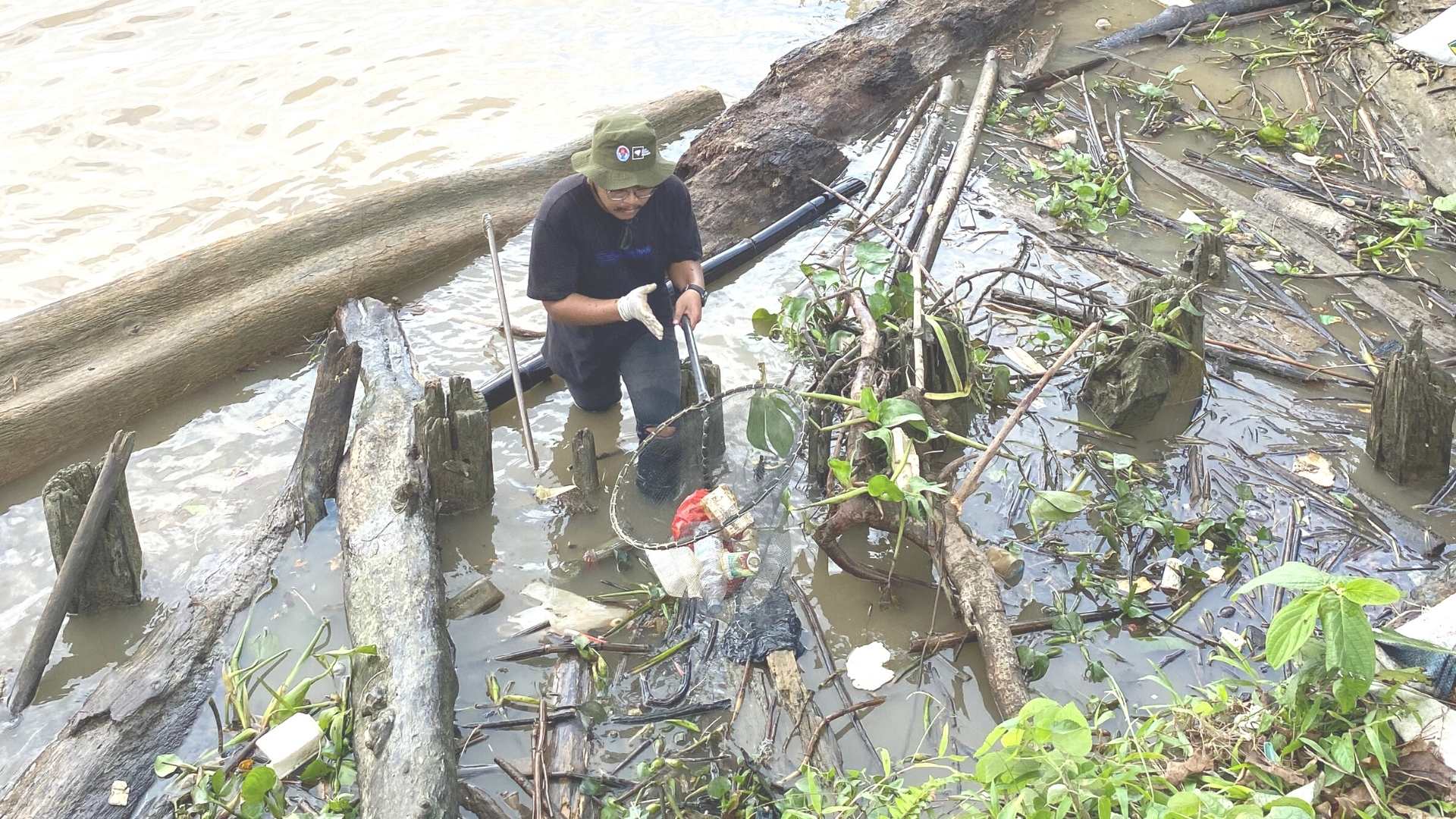 Mengambil sampah plastik yang berada di Sungai Mahakam, Samarinda, Minggu (18/9/2022)