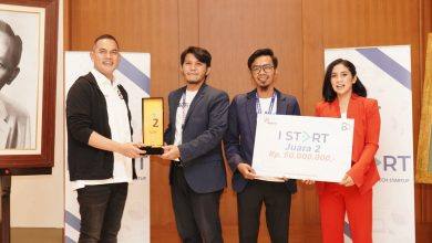 Pendiri Bidfish.id Sulthan Nur Hidayatullah menerima penghargaan dalam kompetisi I-Start yang digelar Bakrie Group di Jakarta.
