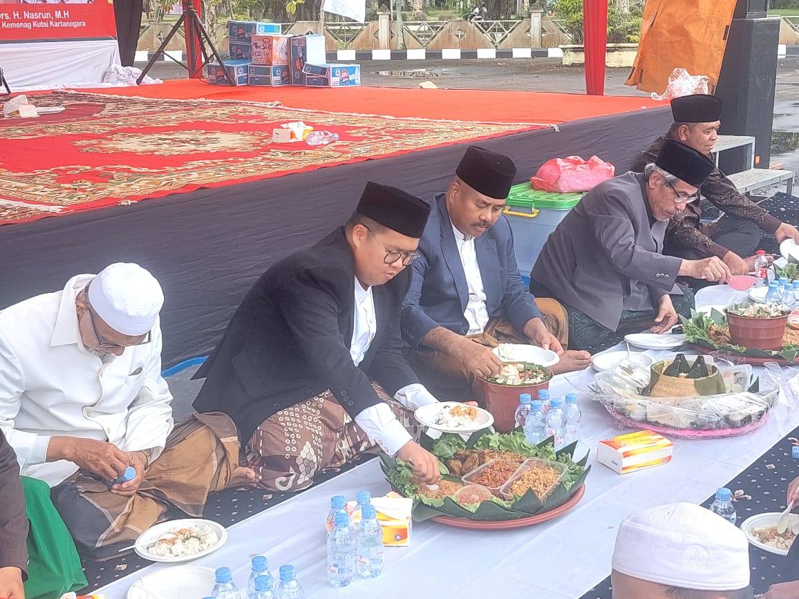 Bupati Kukar Edi Damansyah dan Wabup Rendi Solihin saat beseprah atau makan bersama dengan santri. (Supri/Kaltimtoday.co).