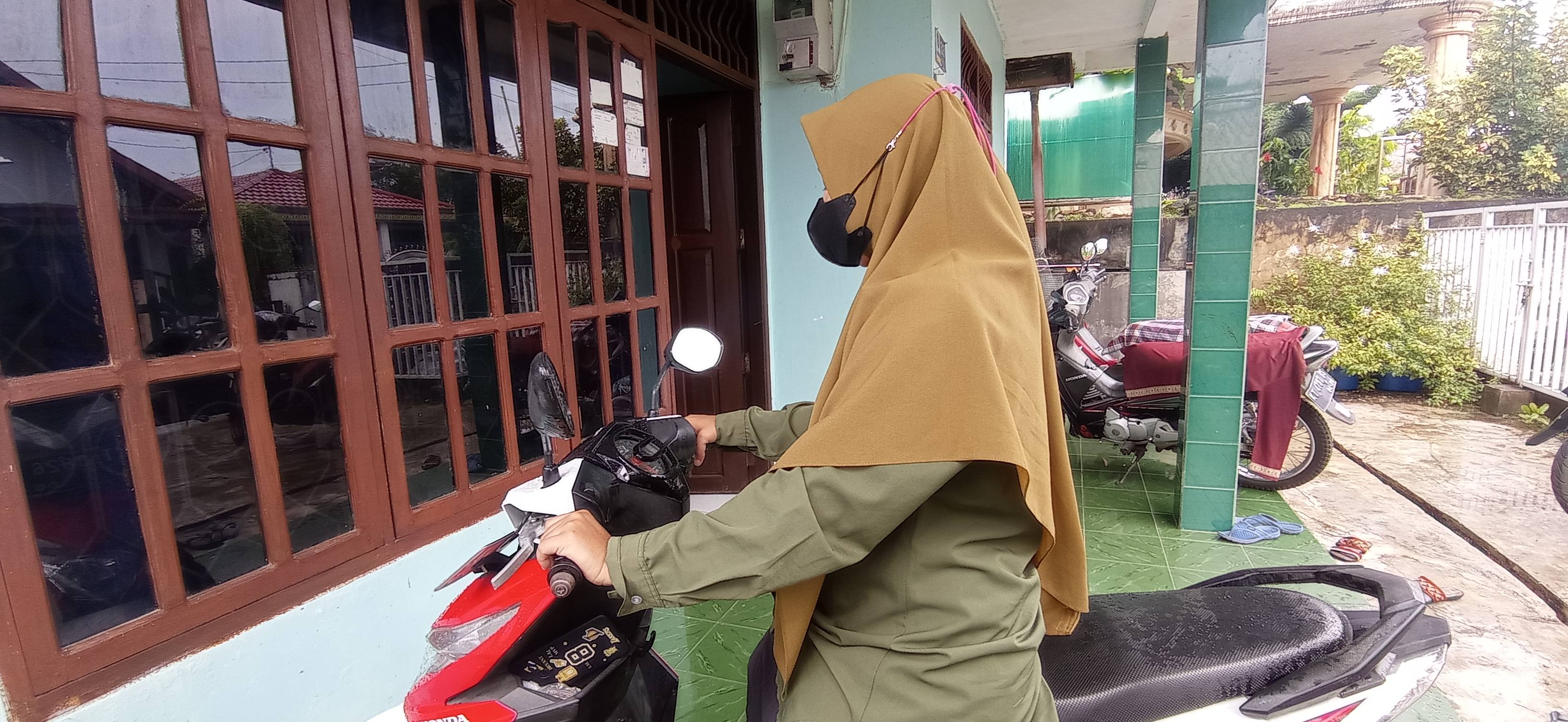 Dari rumahnya di Kelurahan Loktuan, Rani bersiap menuju tempat kerjanya di bilangan Ahmad Yani. (Fitri Wahyuningsih:Kaltim Today)