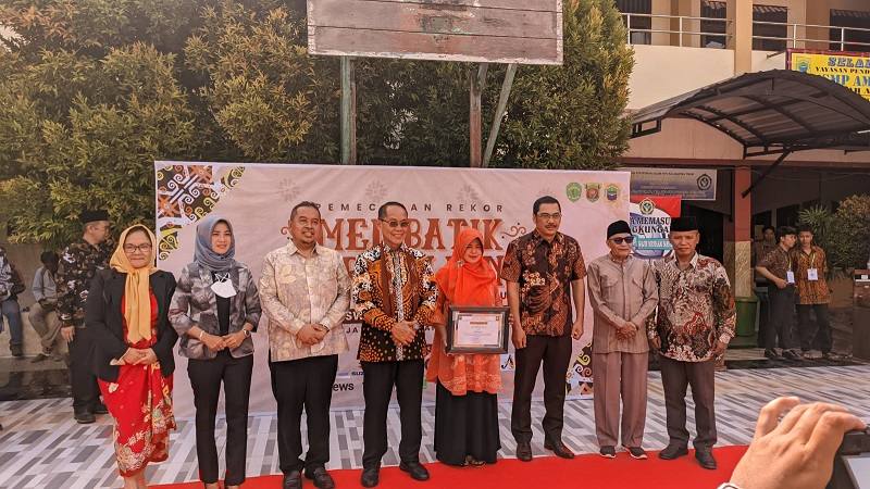 Peringati Hari Batik Nasional, Pemecahan Rekor Membatik Terpanjang se-Kaltim Sukses Digelar
