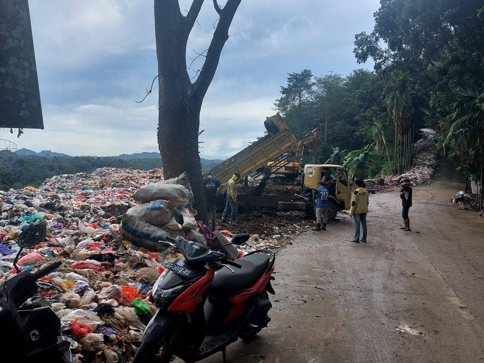 Tumpukan Sampah di TPA Tenggarong Akibat Kendaraan Pengurai Rusak, Ria Handayani Harap Pemkab Kukar Tambah Alat Berat