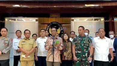 Menkopolhukam Mahfud MD didampingi Panglima TNI Jenderal Andika Perkasa dan Mendagri Tito Karnavian saat memberikan keterengan pers, di Jakarta (3:10:2022)