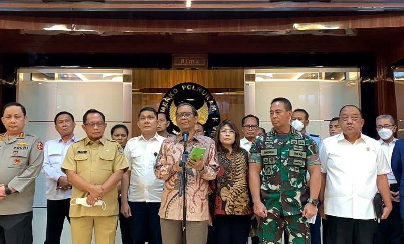 Menkopolhukam Mahfud MD didampingi Panglima TNI Jenderal Andika Perkasa dan Mendagri Tito Karnavian saat memberikan keterengan pers, di Jakarta (3:10:2022)
