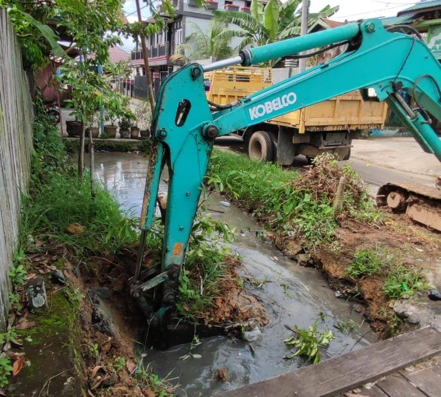 Anggota DPRD Kukar Dayang Marissa Respon Langsung Aspirasi Peningkatan Drainase di Jalan Galunggung 2 Loa Ipuh