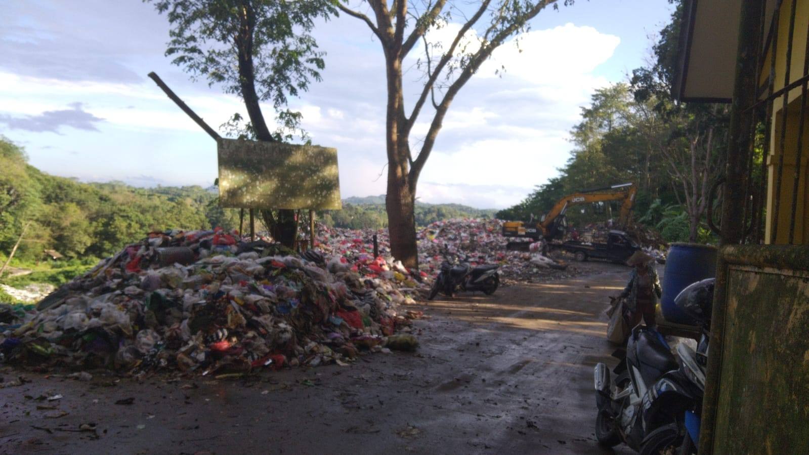 Penumpukan sampah di TPA Bekotok, Tenggarong akibat karena alat berat yang rusak.