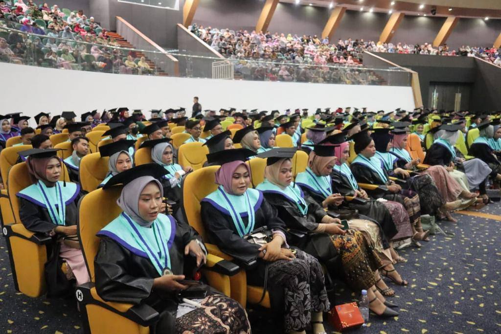 UMKT Luluskan 1038 Wisudawan, Cetak Alumni Unggul, Berkarakter, Berwawasan dan Berkemajuan
