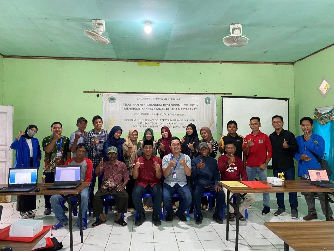Pengabdian Masyarakat, Dosen Politani Samarinda Beri Pelatihan IT ke Perangkat Desa Sidomulyo Anggana Kukar