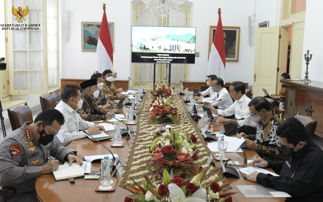 Rapat Penanganan Gagal Ginjal Akut di Istana Kepresidenan Bogor, Jawa Barat, Senin (24/10/2022). (Foto: Sekretariat Kabinet/Twitter.com)