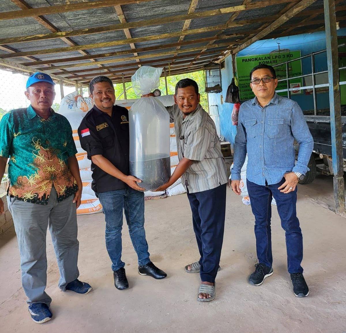 Anggota DPRD Kukar Dapil IV, Fachruddin saat menyalurkan 80 Ribu Bibit Ikan dan 150 Karung Pakan di Kelompok Budidaya Desa Bukit Raya Samboja. (Istimewa).
