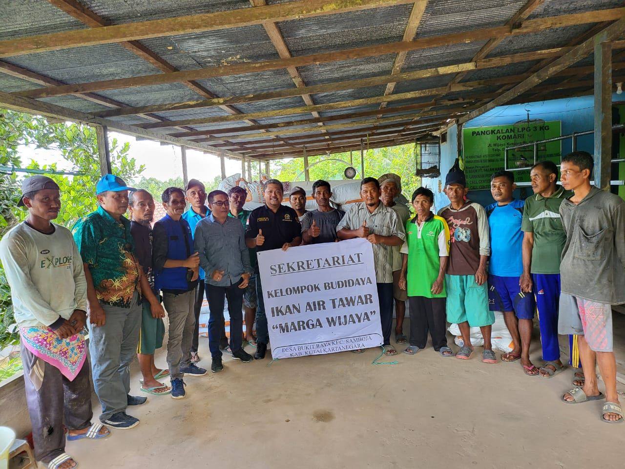 Fachruddin Salurkan Aspirasi 80 Ribu Bibit Ikan dan 150 Karung Pakan di Kelompok Budidaya Desa Bukit Raya Samboja