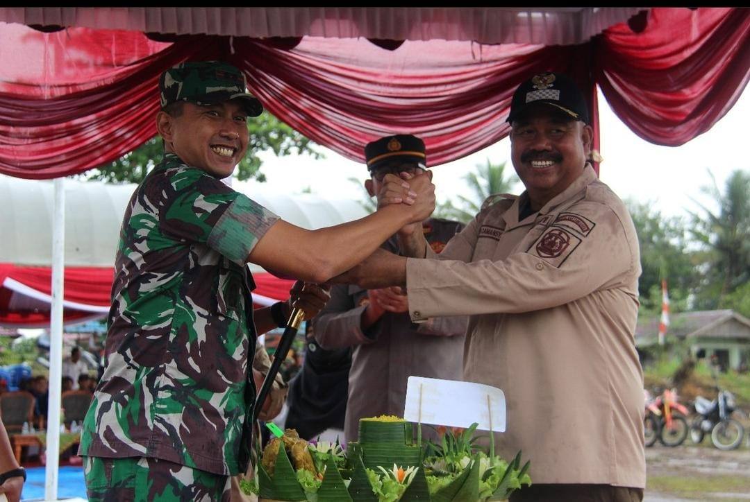 Bupati Kukar Edi Damansyah bersama Dandim 0906/KKR Letkol (Inf) Jeffry Satria saat membuka program Karya Bhakti TNI. (Istimewa).