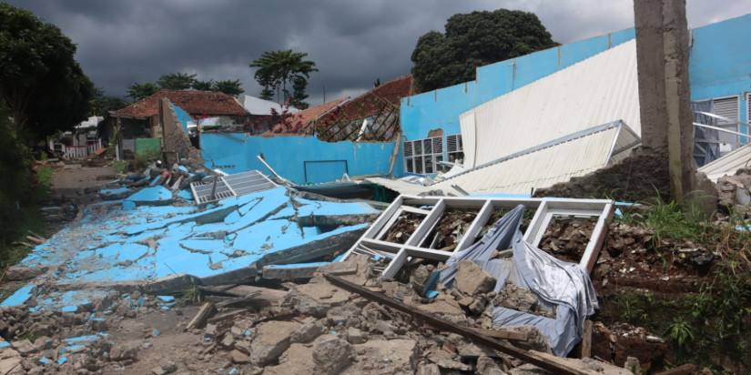 Piung-piung bangunan yang hancur akibat gempa Cianjur. (Sumber: BNPB)