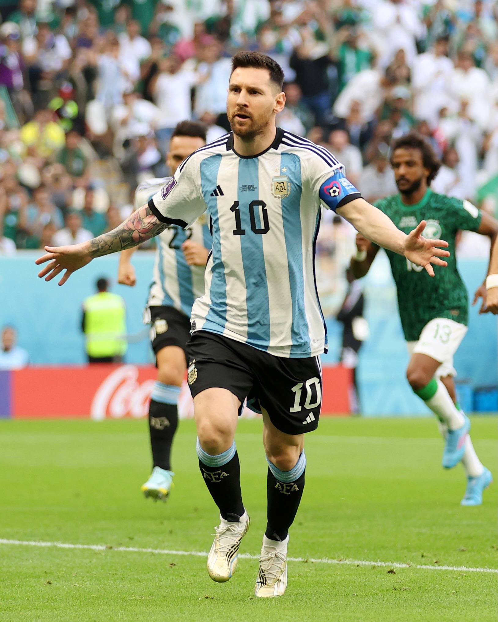 Messi mencetak gol dari titik putih ke gawang Arab Saudi.