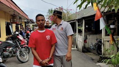 Operator tambang ilegal di Kampung Pegat Bukur saat dibawa petugas ke ruang tahanan.