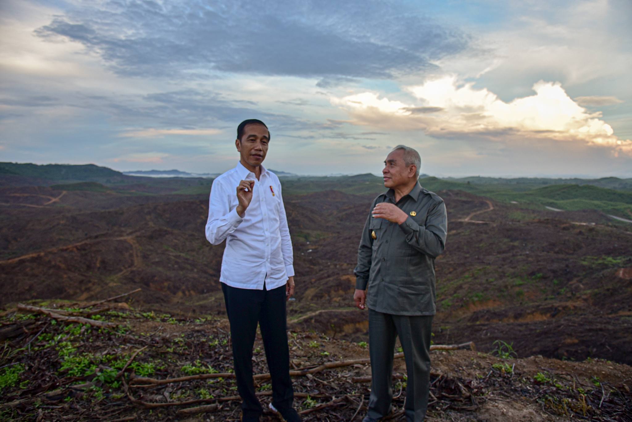 Presiden Jokowi bersama Gubernur Kaltim Isran Noor meninjau lokasi IKN di Sepaku, PPU