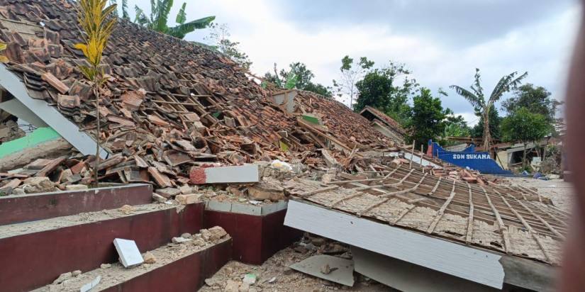 Banyak bangunan rata dengan tanah akibat gempa Cianjur yang berkekuatan magnitudo 5.6. (Sumber: BNPB)