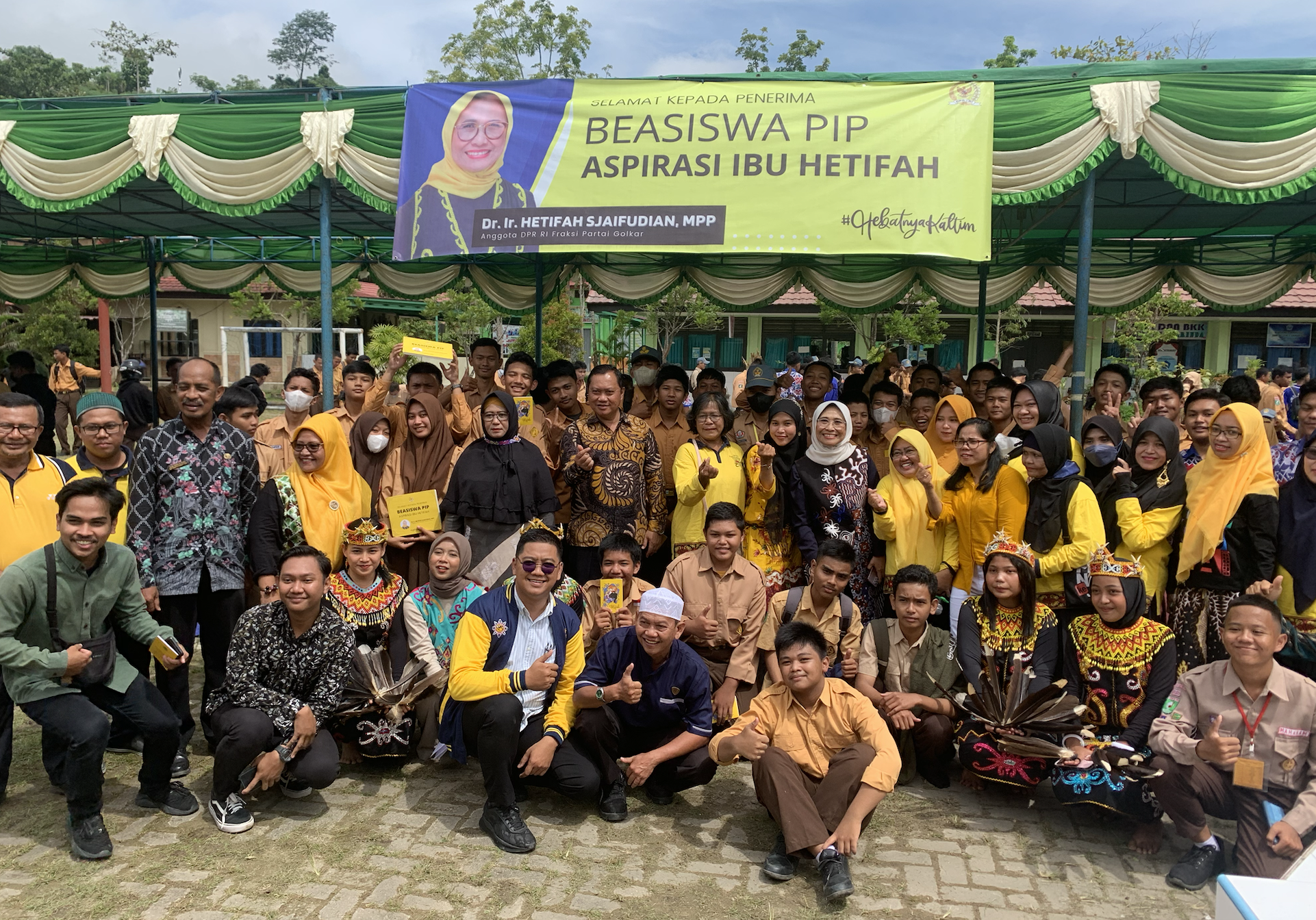 Anggota DPR RI Dapil Kaltim Hetifah Sjaifudian bersama siswa dan guru SMK 6 Samarinda. (Ibrahim/Kaltimtoday.co)