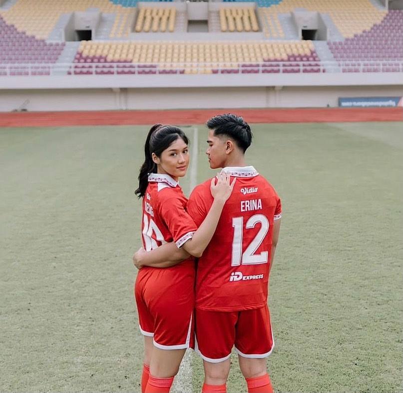 Kaesang Pangarep dan Erina Gudono mengenakan jersey sepak bola.