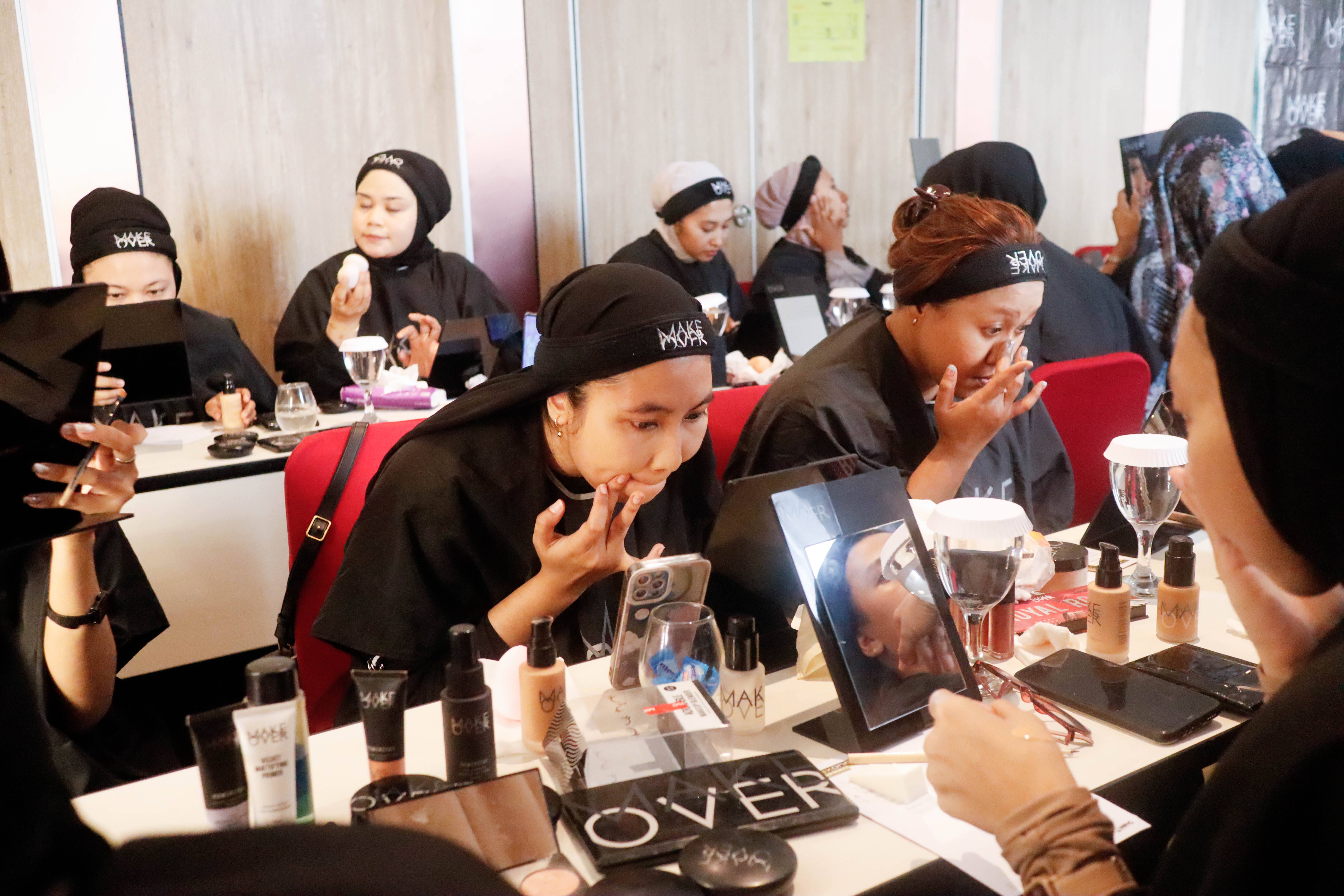 Kolaborasi Bareng Make Up Artist, Make Over Gelar Beauty Class di Balikpapan