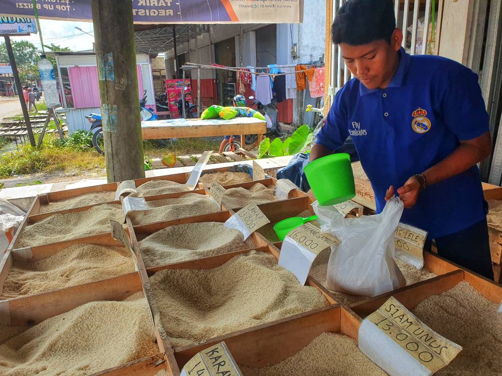 Penjual beras eceran di Kota Palangkaraya. (Sumber: Kota Palangkaraya.go.id)