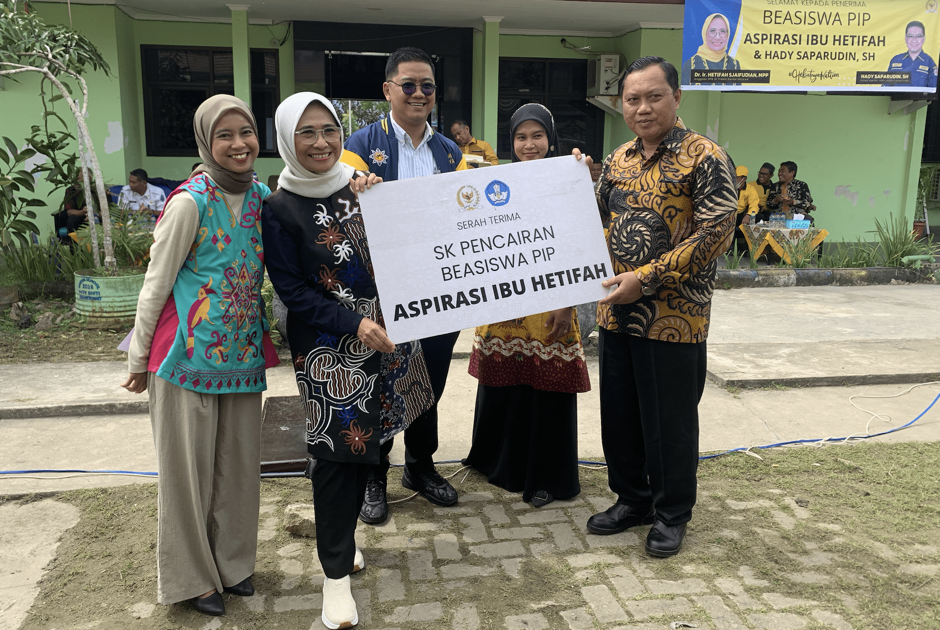 Wakil Ketua Komisi X DPR RI Hetifah Sjaifudian menyerahkan Beasiswa PIP secara simbolis ke siswa SMK 6 Samarinda.