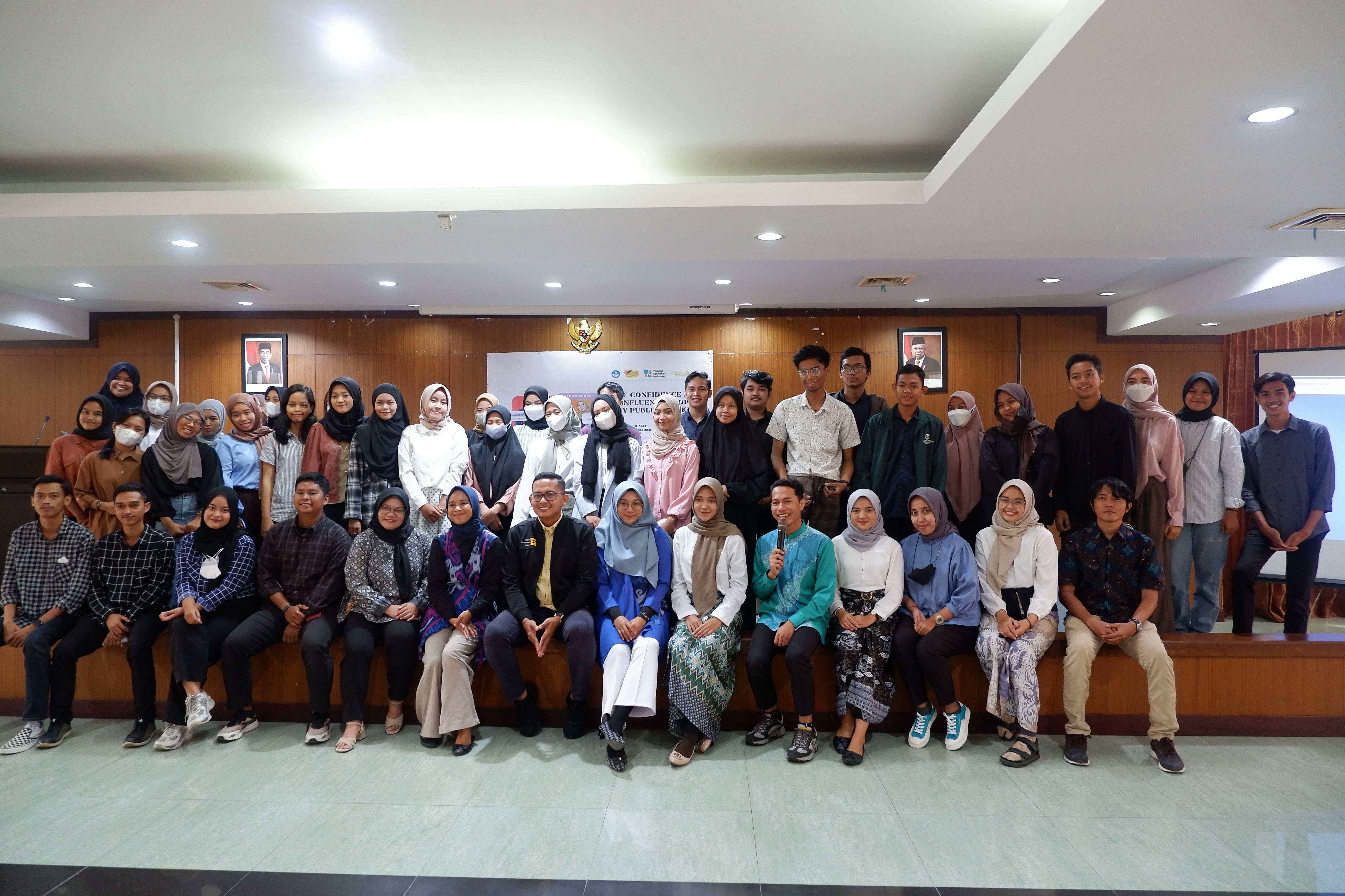 Peserta dan pemateri foto bersama usai mengikuti Talk Show Public Speaking garapan Yayasan Young Speaker Indonesia.