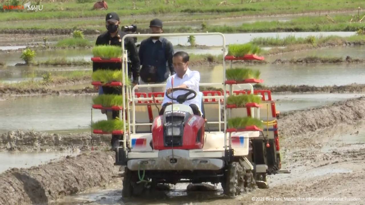 Presiden Jokowi mengendarai alat bantu pertanian. (Foto: Setneg)