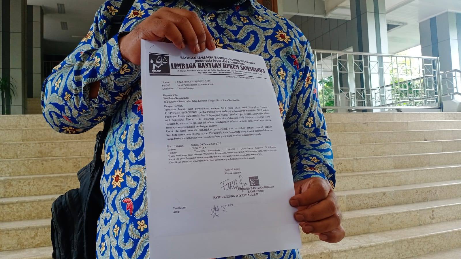 Direktur LBH Samarinda, Fathul Huda Wiyashadi menunjukkan surat permohonan audiensi ke Wali Kota Samarinda Andi Harun. (Yasmin/Kaltimtoday.co)
