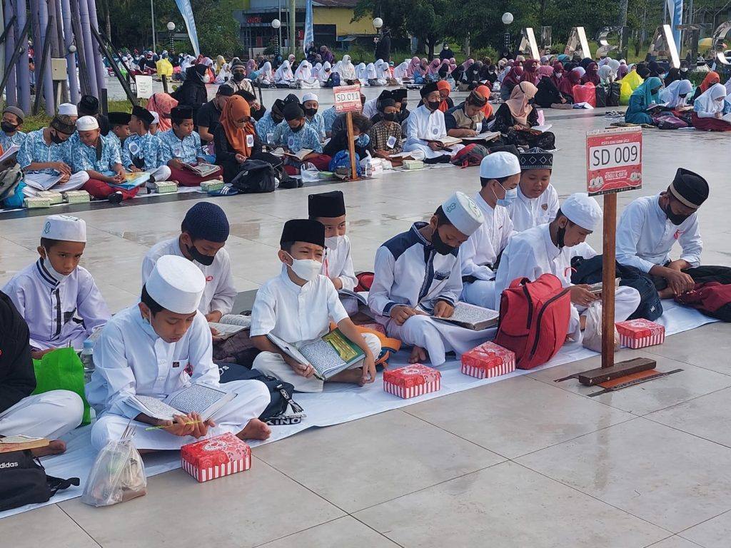 Lantunan ayat suci Al Quran oleh ribuan pelajar di Kukar.