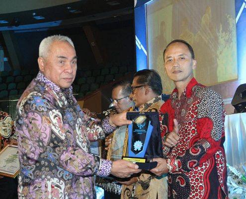 Pemkab Kukar Terima 2 Penghargaan Pembangunan Daerah dan Top Digital Government Collaboration