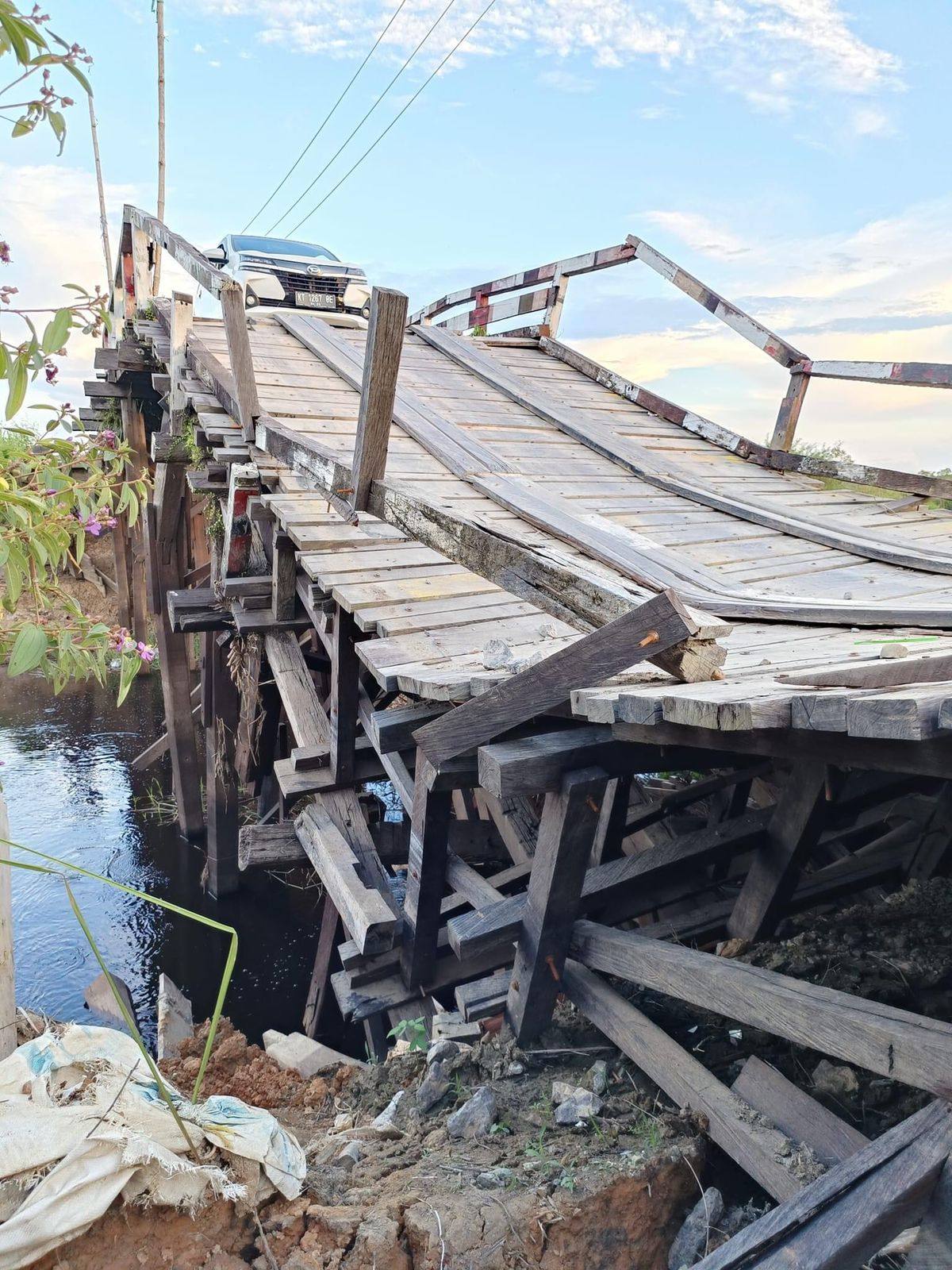 Dinas PU Kukar Diminta Segera Tangani Jembatan Ambruk di Muara Muntai