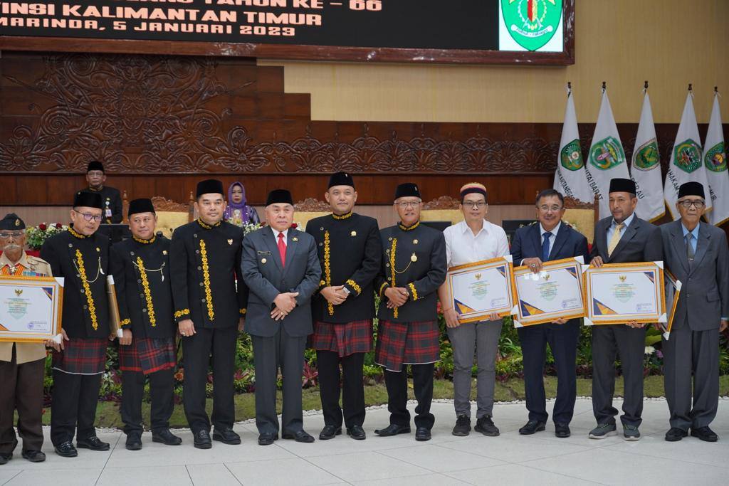 Gubernur dan Ketua DPRD Kaltim menyerahkan langsung penghargaan kepada sejumlah tokoh.
