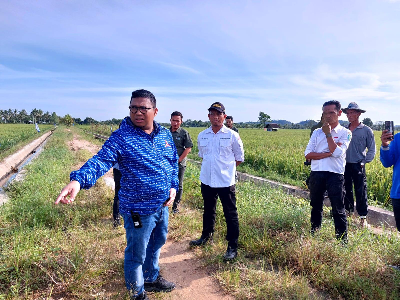 Anggota DPR RI, Irwan saat meninjau P3TGAI dan jalan usaha tani di Desa Sidomulyo. (Supri:Kaltimtoday.co)