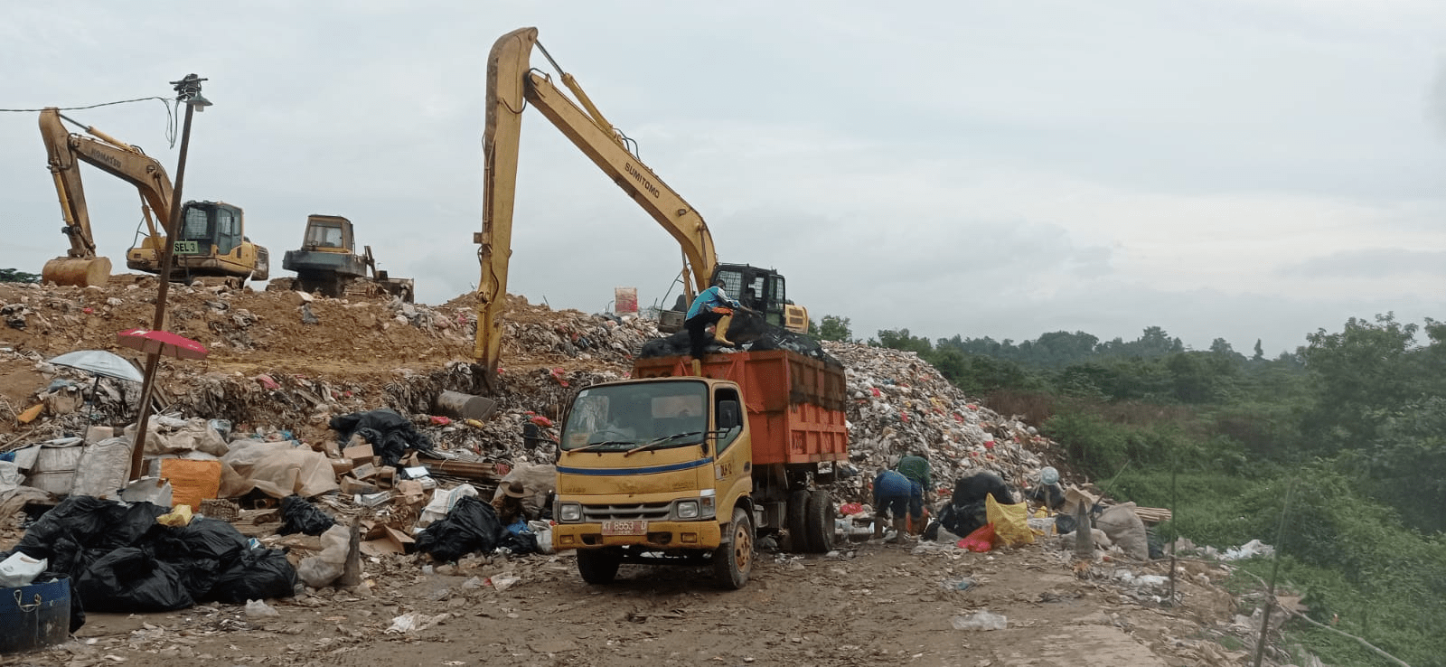 Armada pengangkut sampah baru saja membongkar sampah di Tempat Pemrosesan Akhir (TPA) Bontang Lestari. (Fitri Wahyuningsih/Kaltimtoday.co)