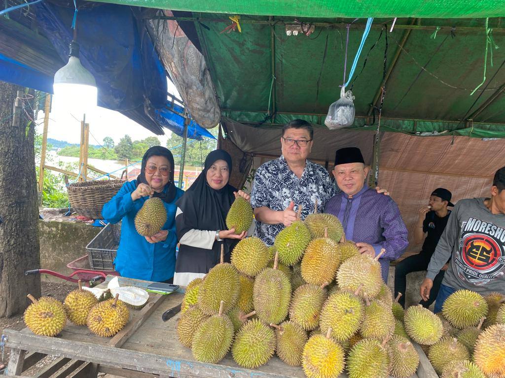Dubes Seychilles Nico Barito menikmati durian di Tanjung Redeb.