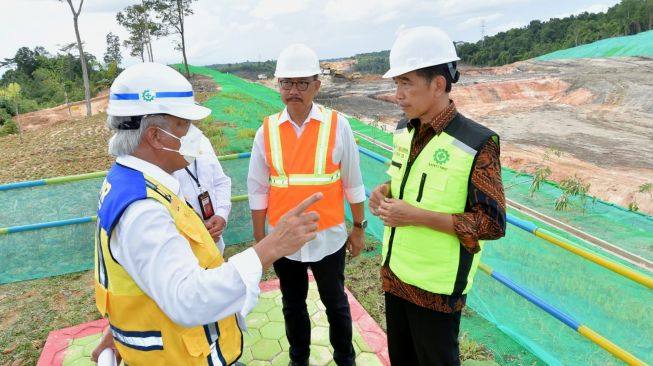 Tinjau Proyek Jalan Tol IKN, Jokowi Jamin Pembangunan Infrastruktur Tetap Perhatikan Lingkungan