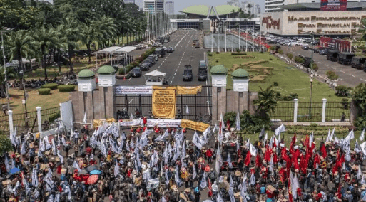 Ribuan Personel TNI-Polri Amankan Aksi Demonstrasi Tolak Perppu Cipta Kerja di Depan Gedung DPR