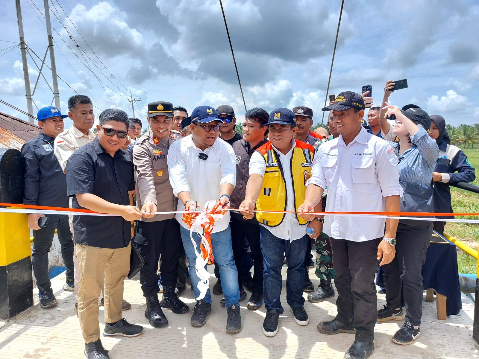 Anggota DPR RI Irwan Resmikan Jembatan Gantung di Desa Sidomulyo Anggana