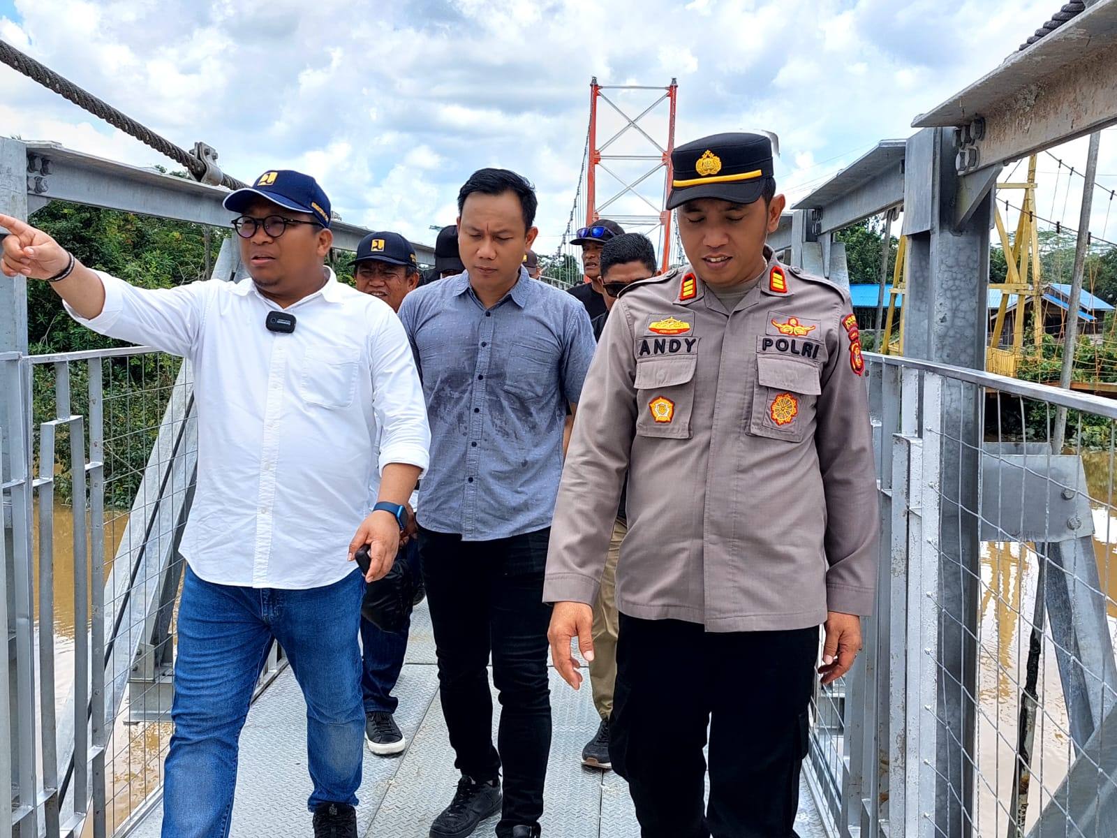 Anggota DPR RI, Irwan saat berjalan di jembatan gantung. (Supri/Kaltimtoday.co)