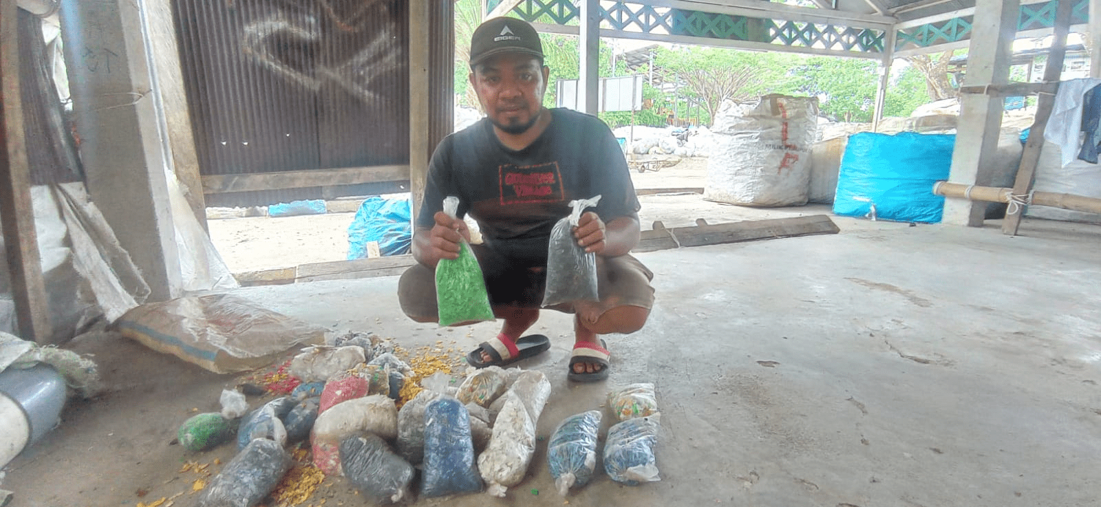 Tajuddin (33) menunjukkan beberapa hasil plastik cacahan Bontang Lestari Peduli. (Fitri Wahyuningsih/Kaltimtoday.co)