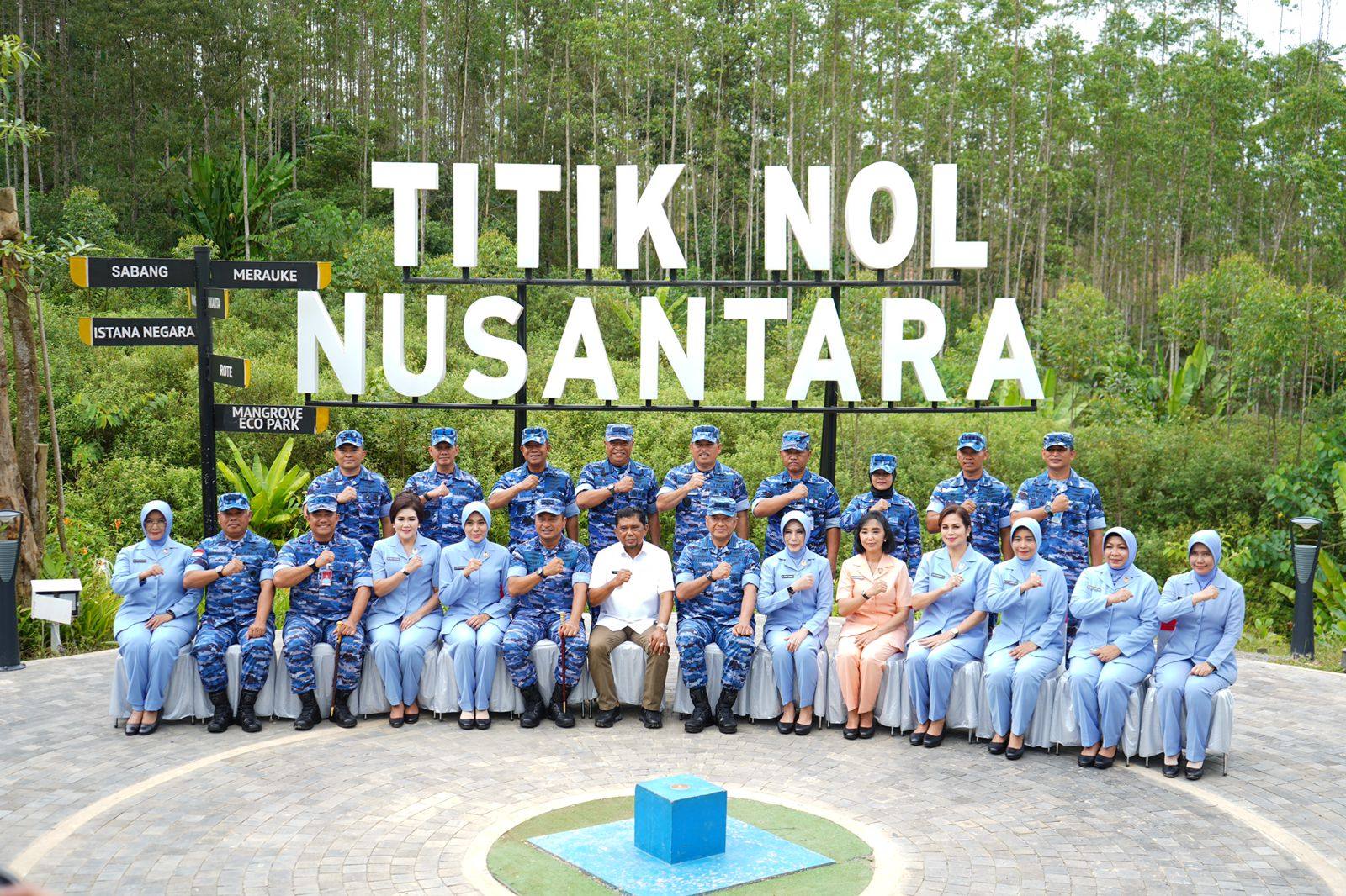 Kepala Staf Angkatan Udara bersama rombongan berkunjung ke Titik Nol Nusantara.