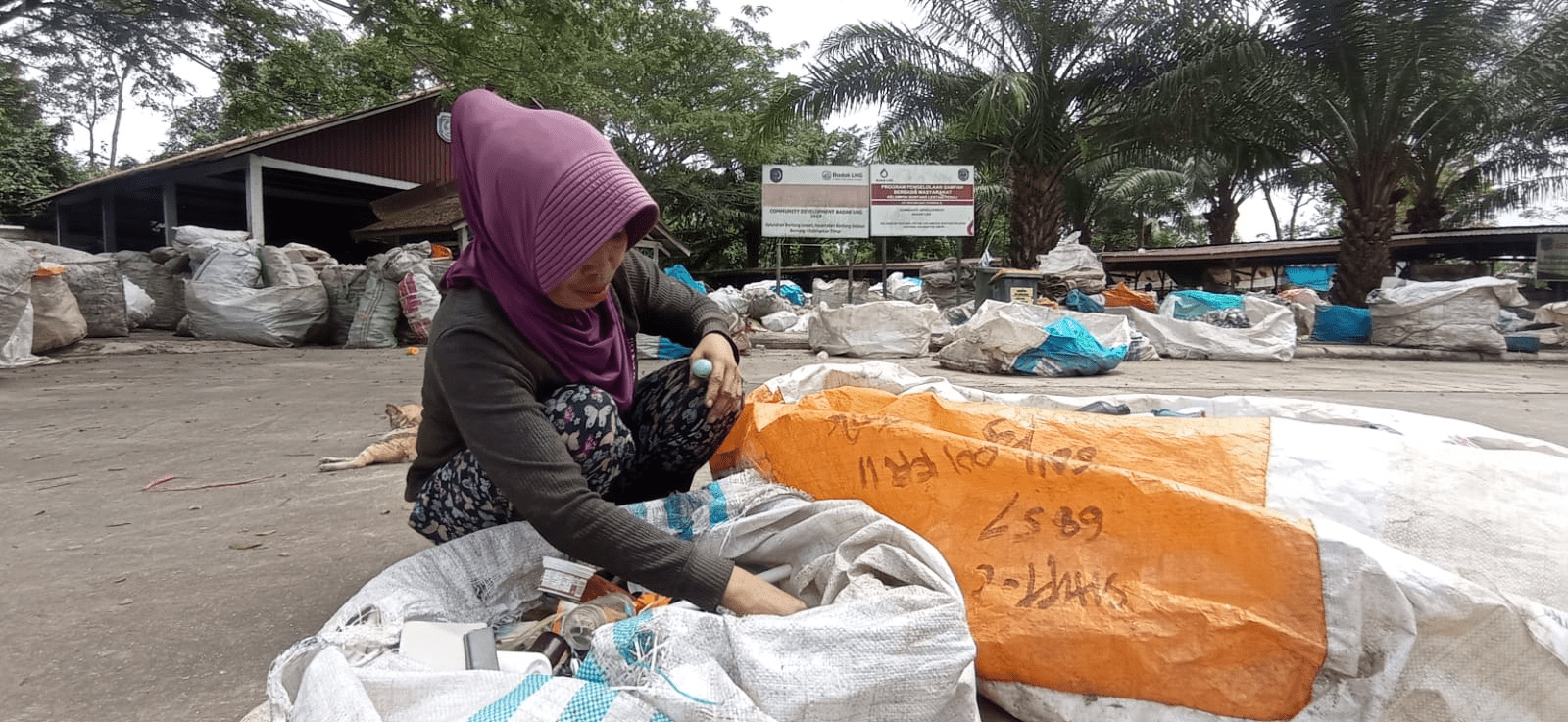 Rahatia (35) melakukan pemilahan sampah di berdasarkan jenisnya. Pekerjaan sebagai pemilah sampah telah ia geluti sejak 2013 silam. (Fitri Wahyuningsih/Kaltimtoday.co)