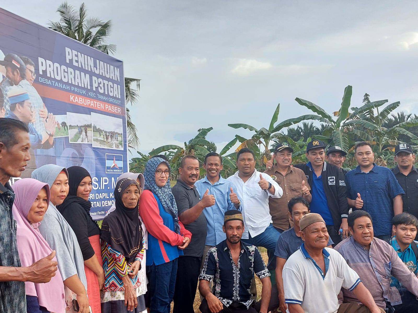 Irwan berkunjung ke Desa Rantau Panjang didampingi anggota DPRD Kaltim dan DPRD Paser dari Partai Demokrat.