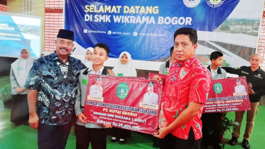 Edi Damansyah Serahkan Bantuan Beasiswa untuk 7 Murid SMK Wikrama Bogor Asal Kukar